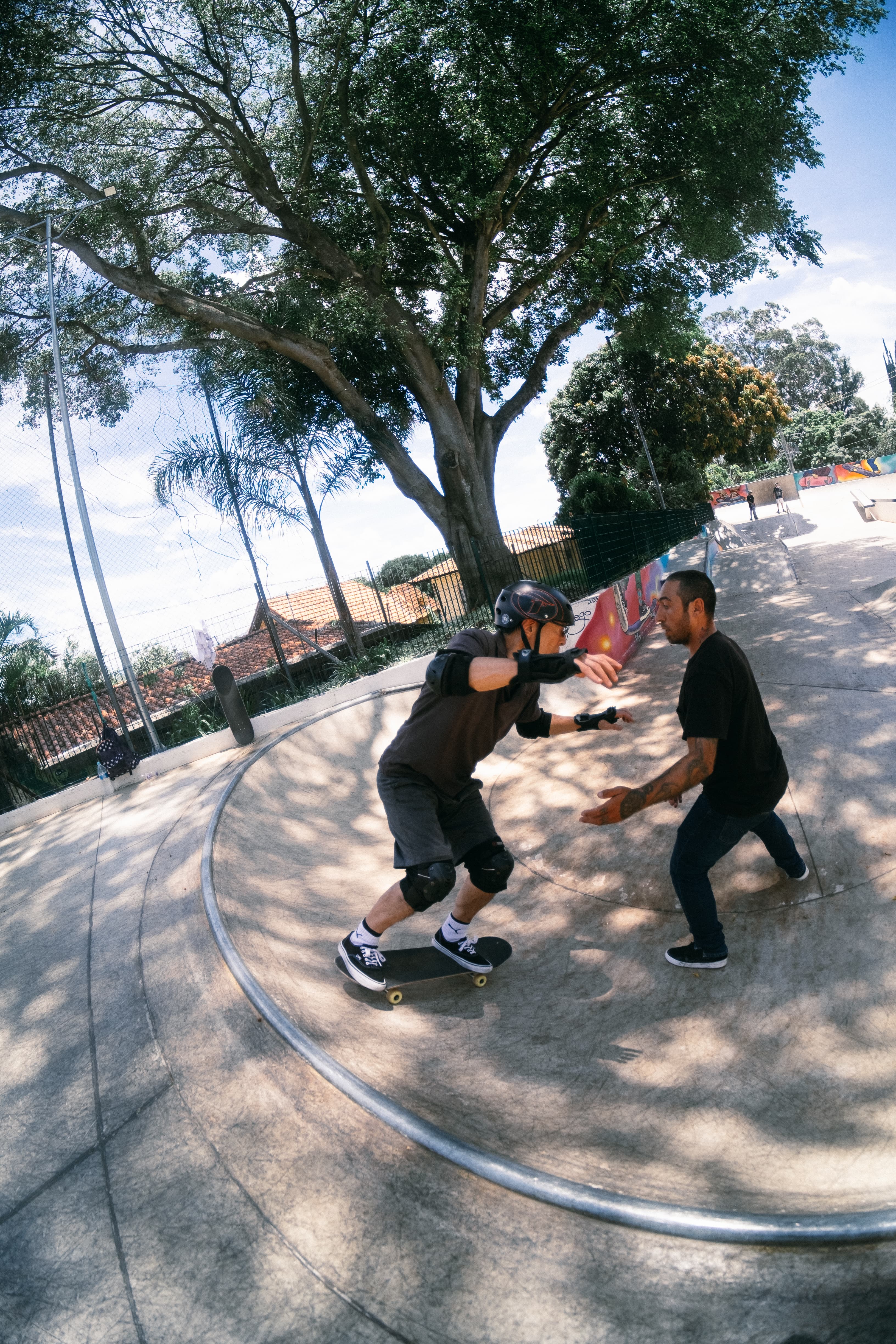 Douglas guiando aluno no bowl  Primeiro Embalo